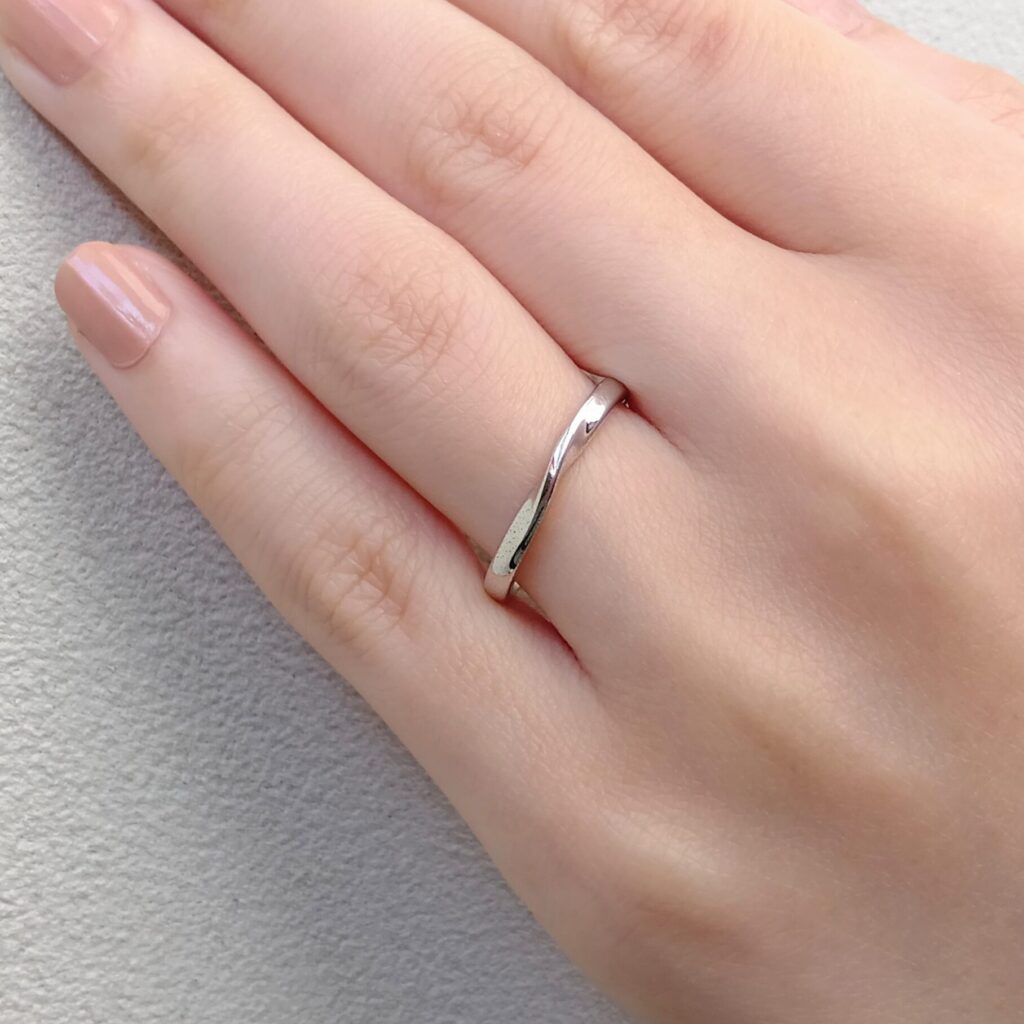 結婚指輪『クロワール』を着けた手元