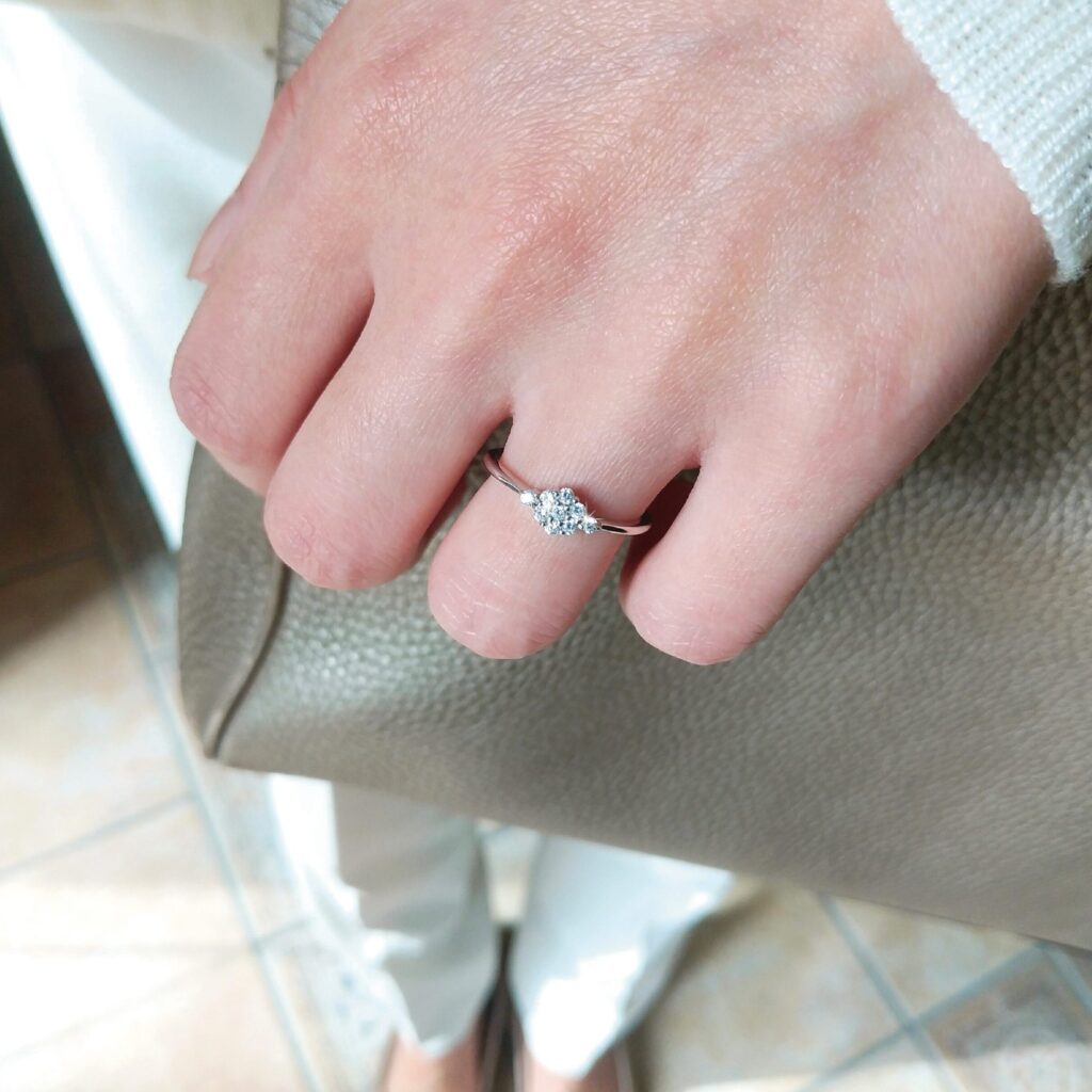 婚約指輪『パラディ』を着けた手元