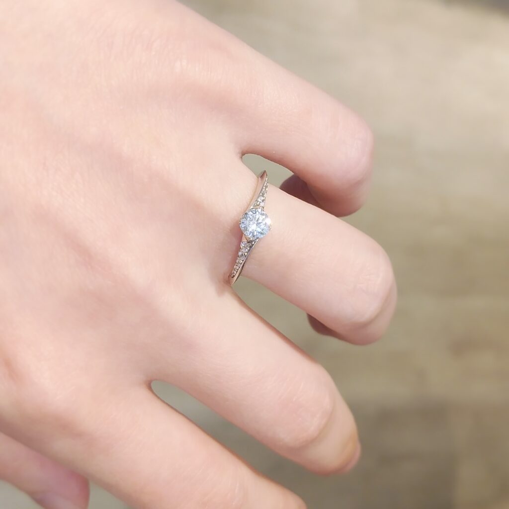 婚約指輪『マミ』を着けた手元