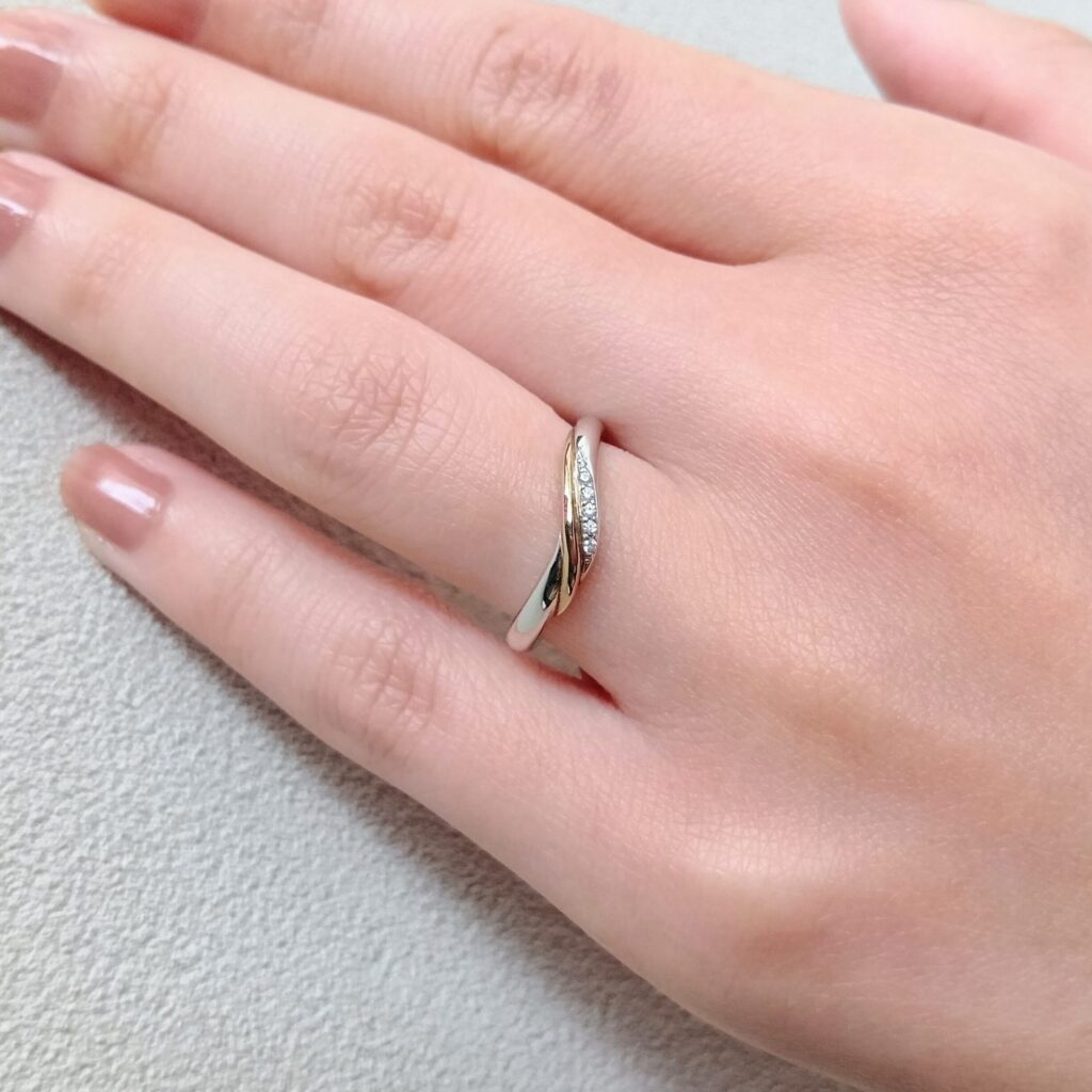 結婚指輪『シュシュ』を着けた手元