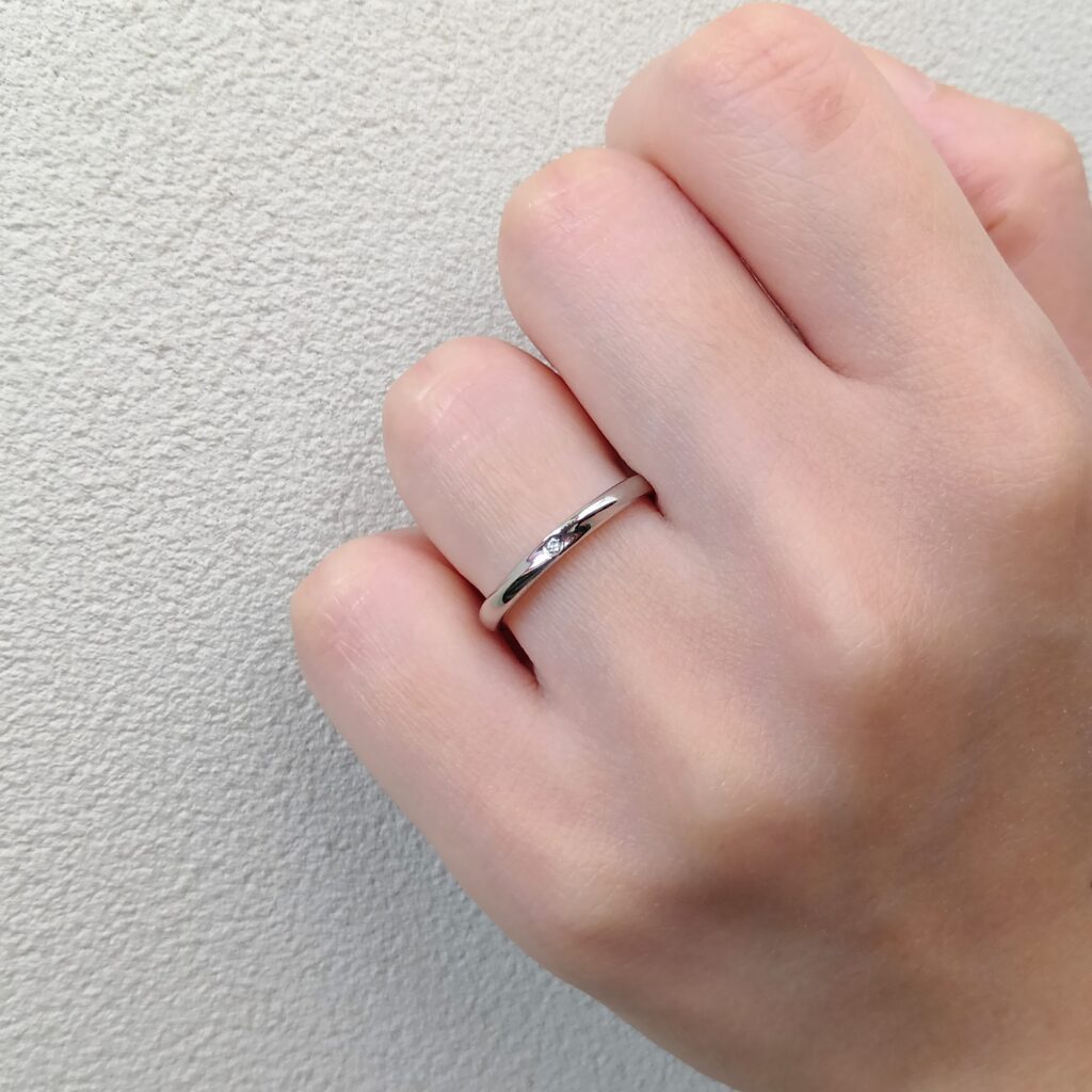 結婚指輪『スーリール』を着けた手元