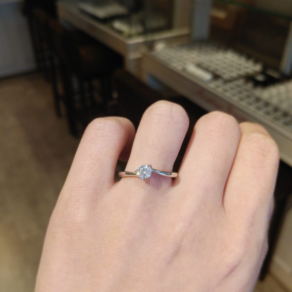 婚約指輪『ミモザ』を着けた手元