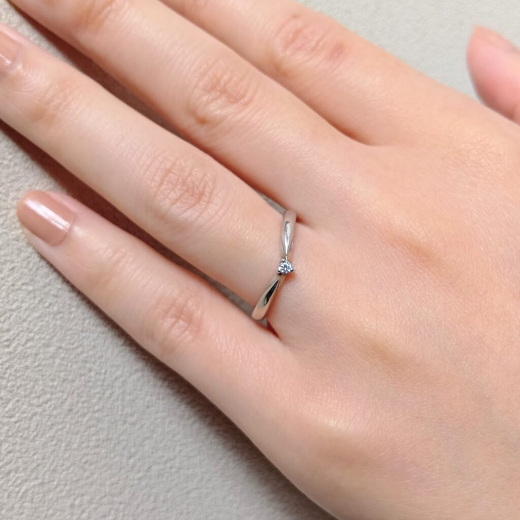 結婚指輪『アラエル』を着けた手元