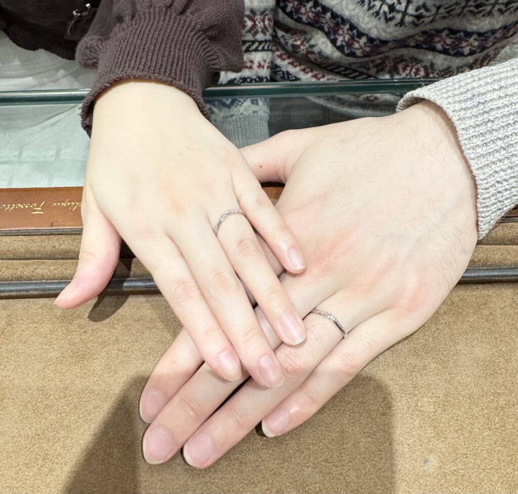 結婚指輪を着けたおふたりのお手元