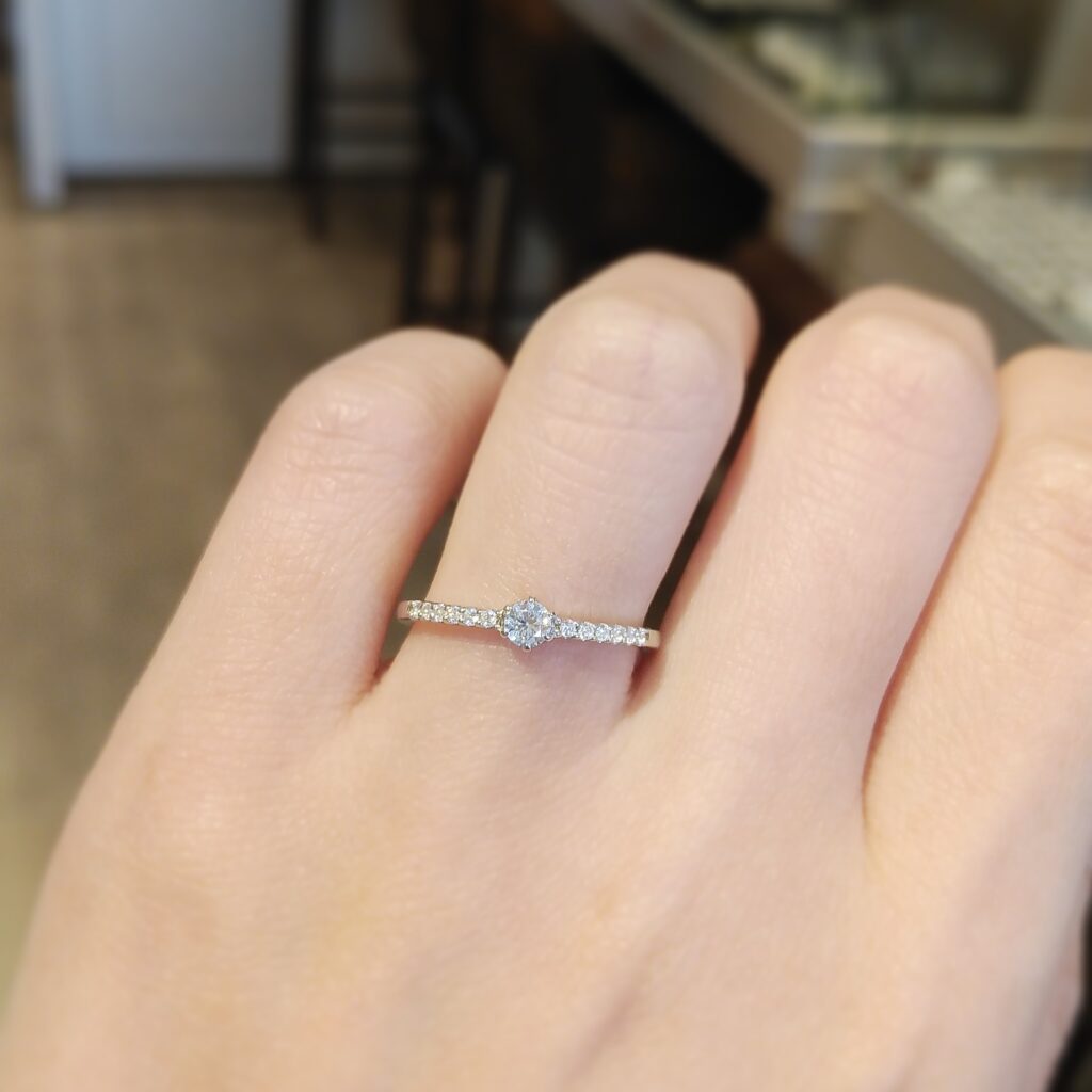 婚約指輪『サンティイエ』を着けた手元