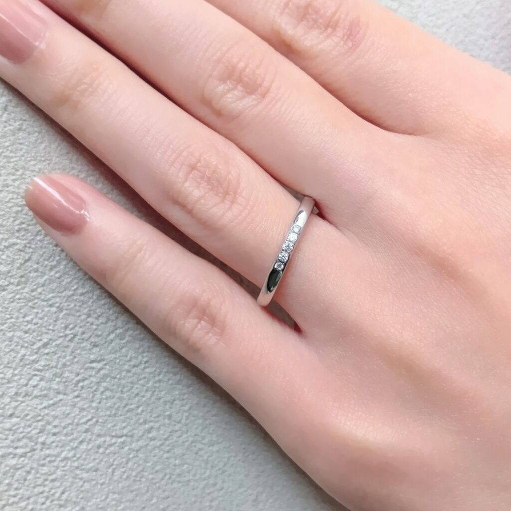 結婚指輪『シャリテ』を着けた手元