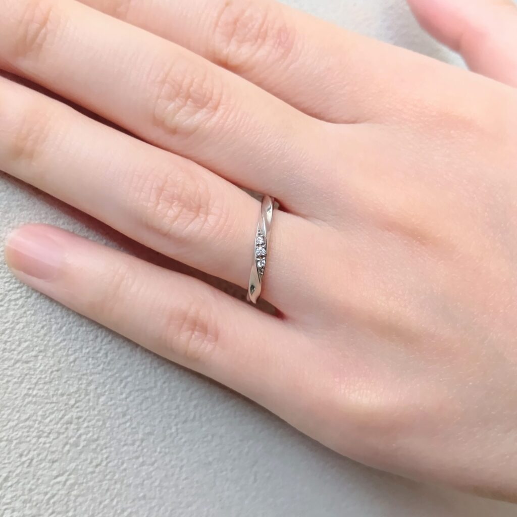 結婚指輪『カリーヌ』を着けた手元