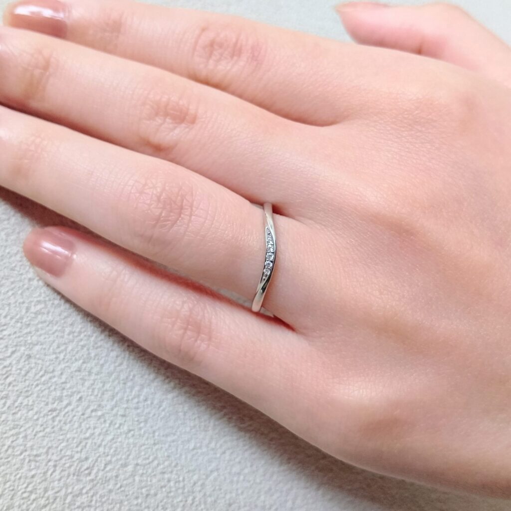 結婚指輪『アトレ』を着けた手元