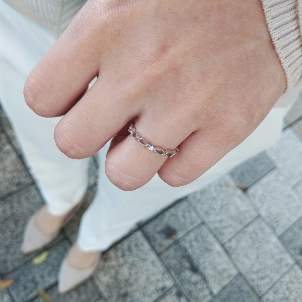 婚約指輪『クロシェット』を着けた手元