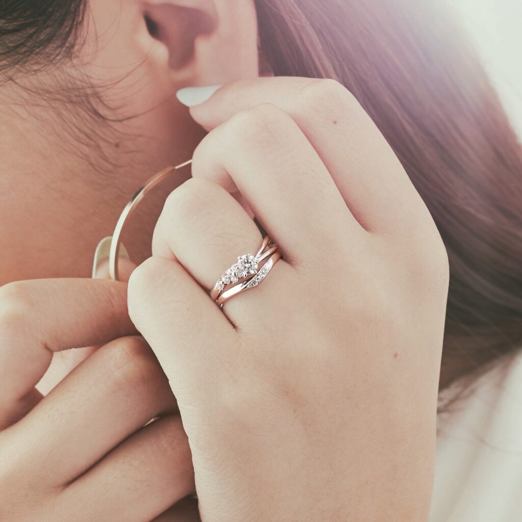 婚約指輪『トゥルヌソル』を着けた手元