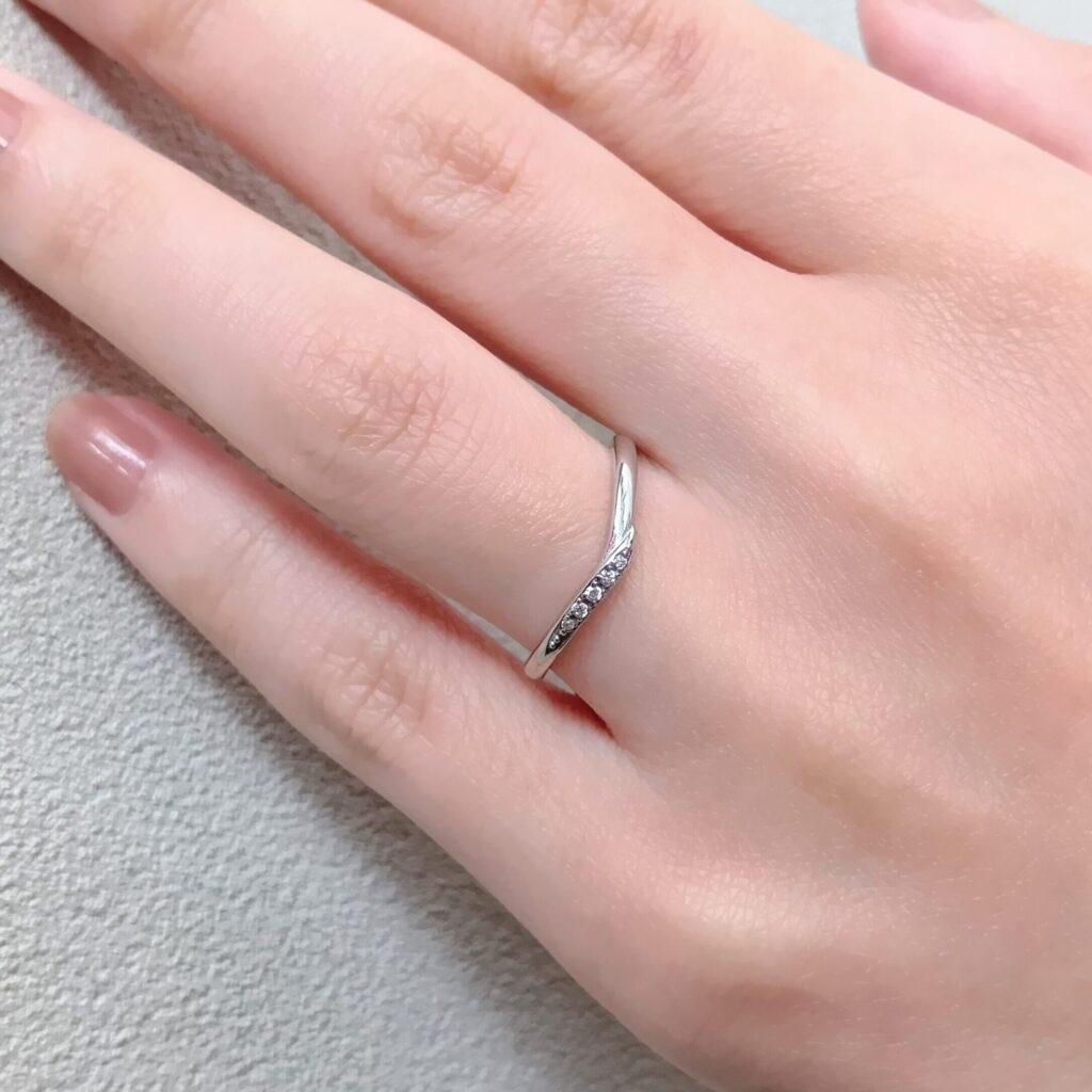結婚指輪『ラフィーネ』を着けた手元