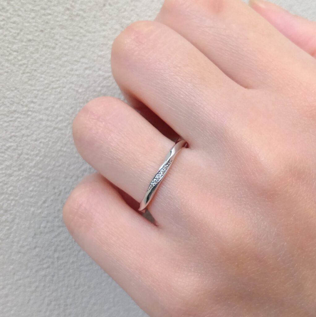 結婚指輪『ヴァーグ』を着けた手元