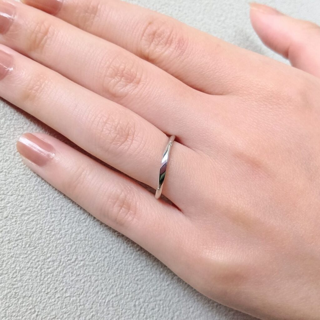結婚指輪『ベガ』を着けた手元