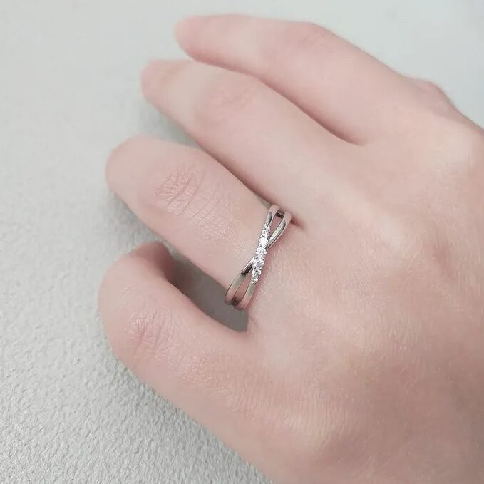 婚約指輪『カランドンジュ』を着けた手元