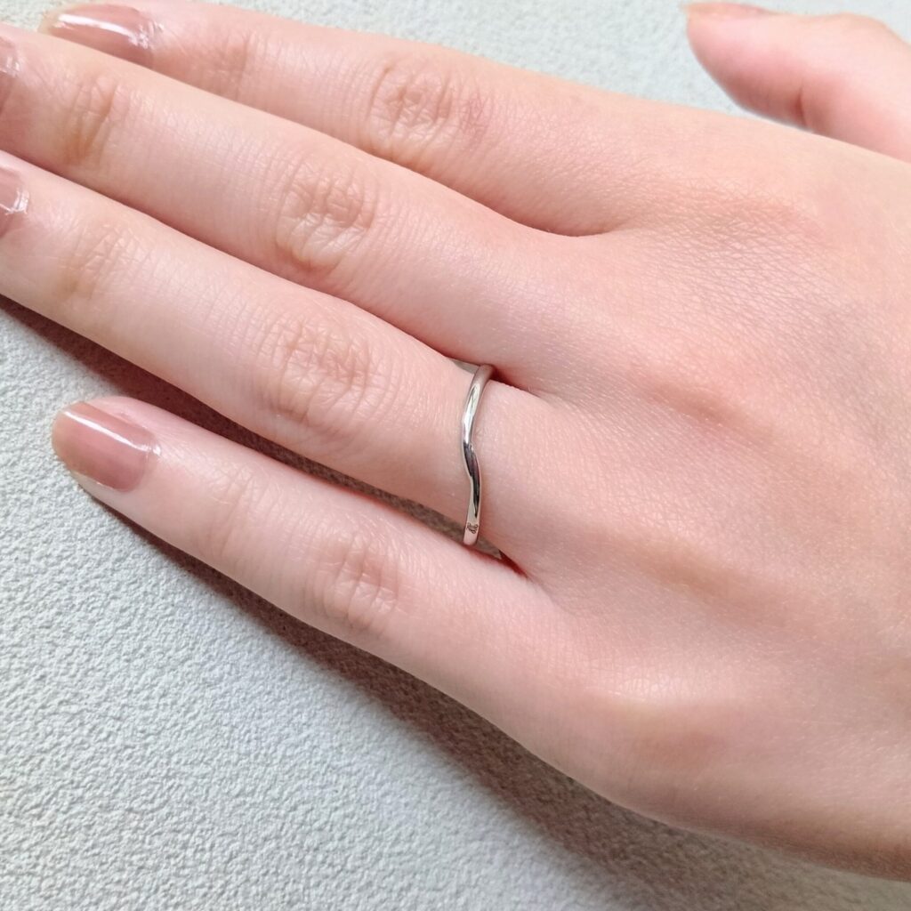 結婚指輪『モンネトワ』を着けた手元