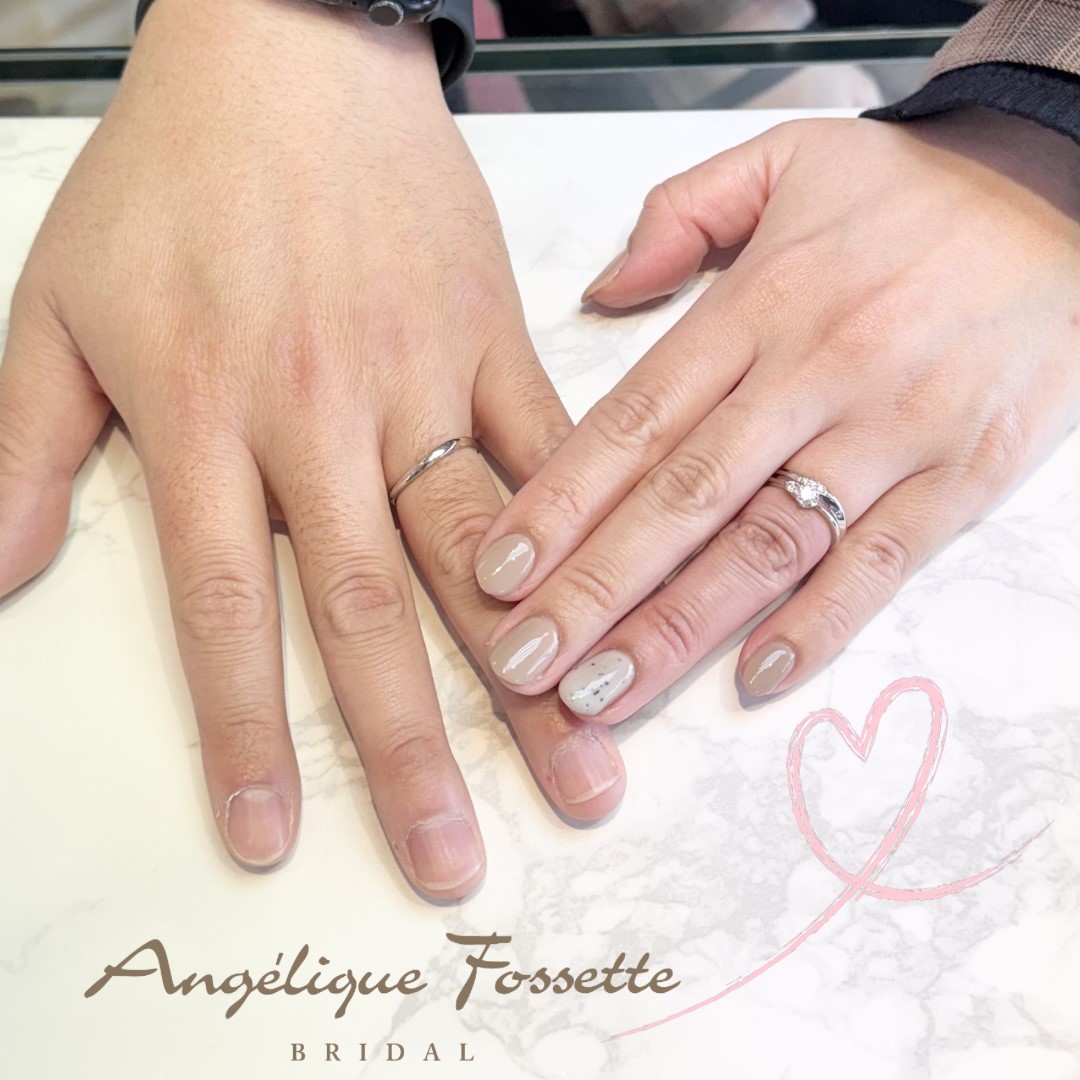 結婚指輪を着けたおふたりの手元